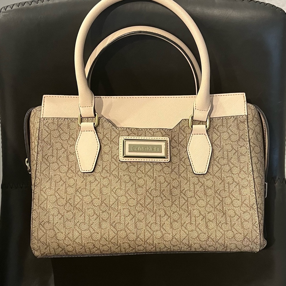 Calvin Klein purse NWOT. - Picture 1 of 8